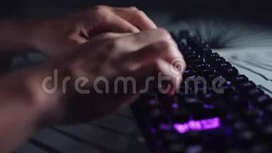 在黑暗的房间里，程序员在背光键盘上输入代码，在电脑上热情地工作。